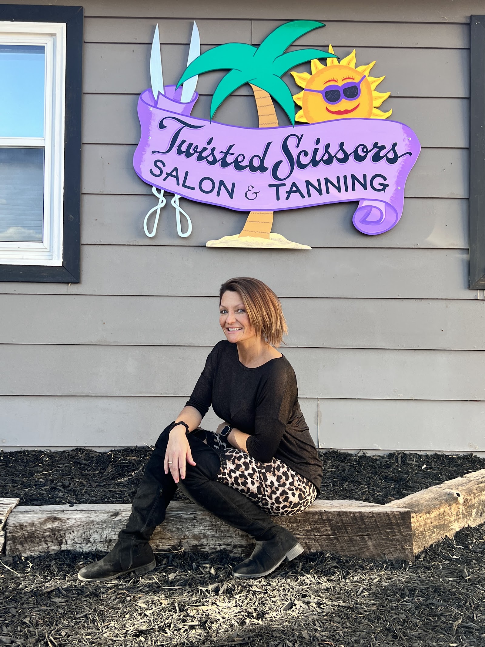 Twisted Scissors Salon & Tanning nail photo 1