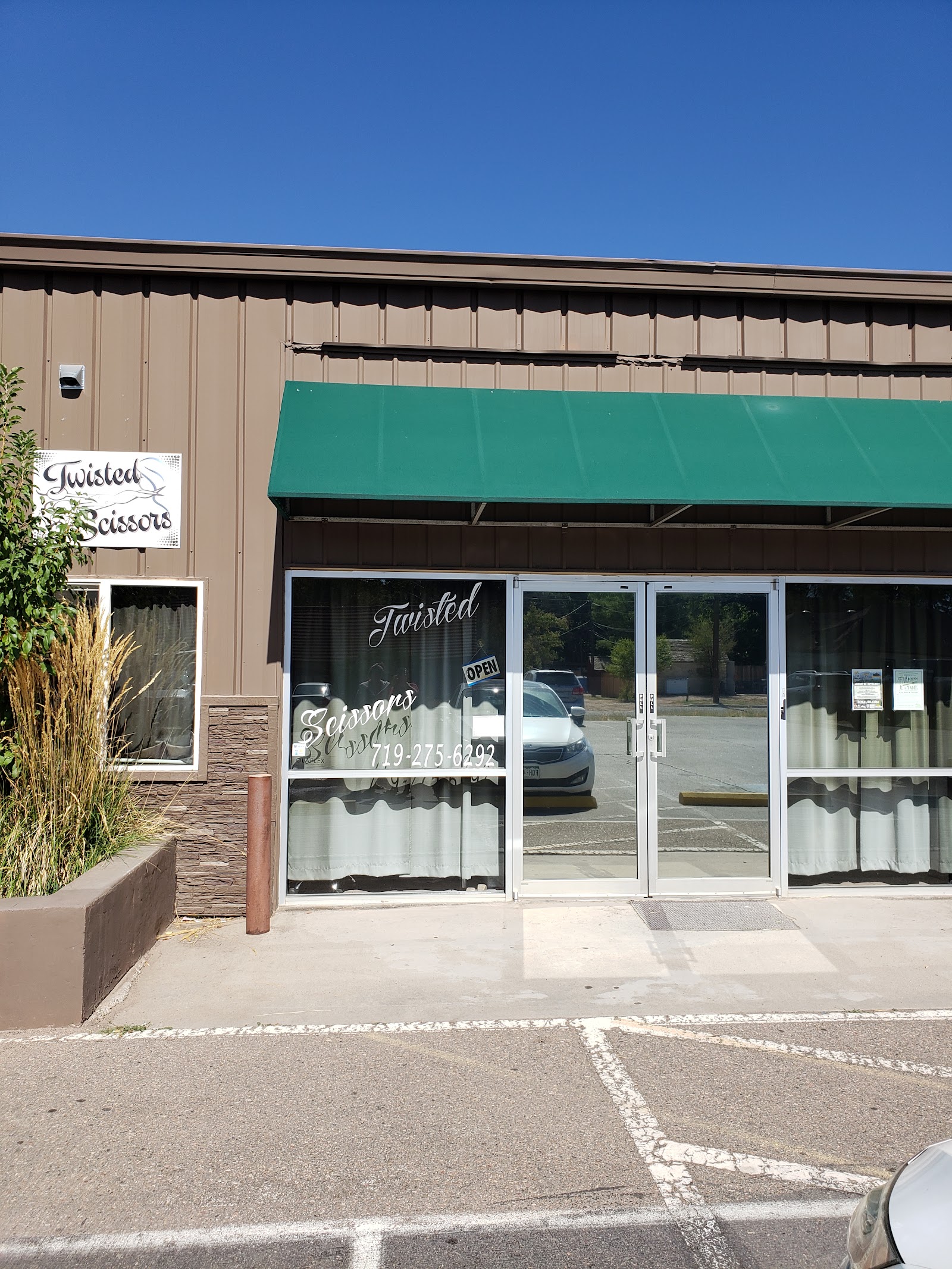 Twisted Scissors Salon & Tanning nail photo 4